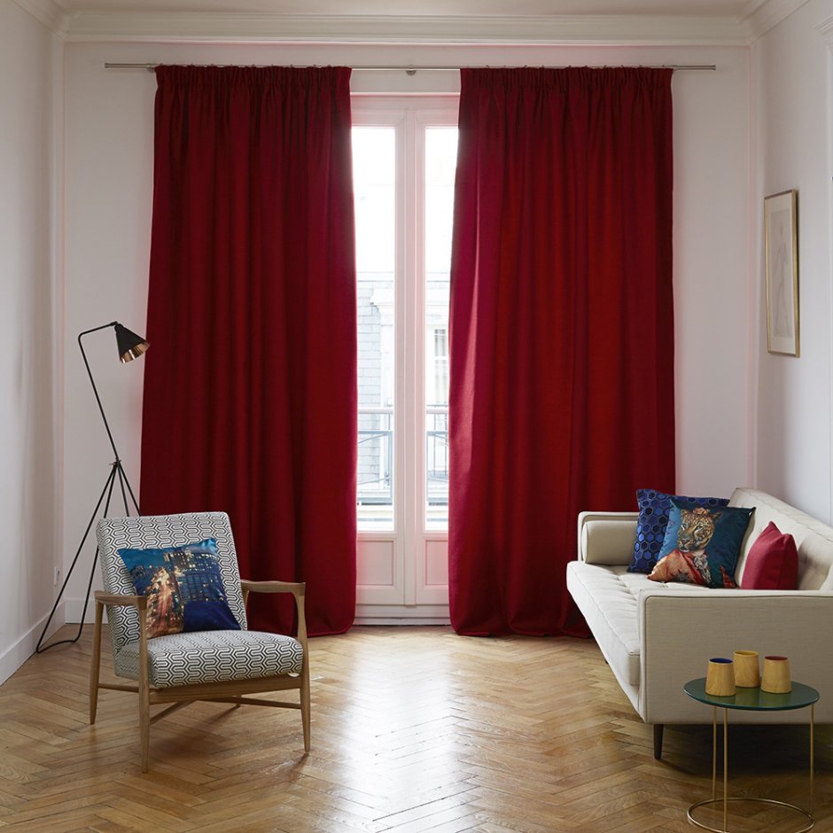 Красные шторы в гостиной