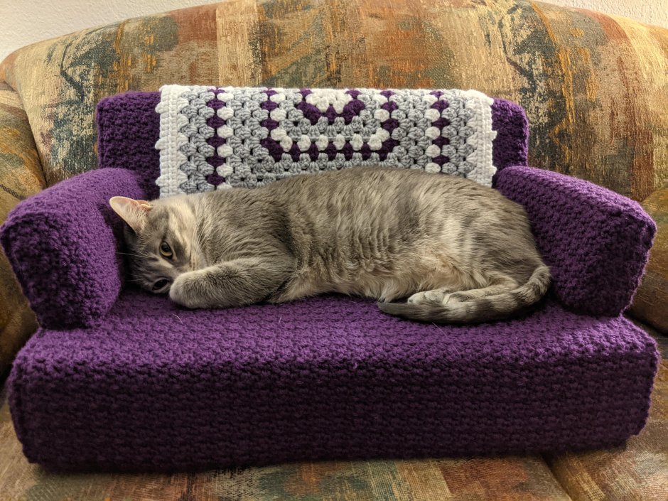 Вязаные диваны для кошек
