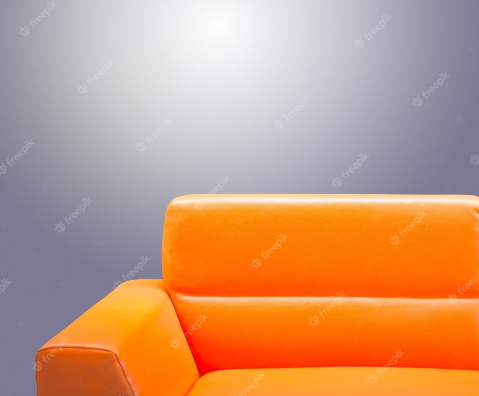 Оранжевый диван на серой стене