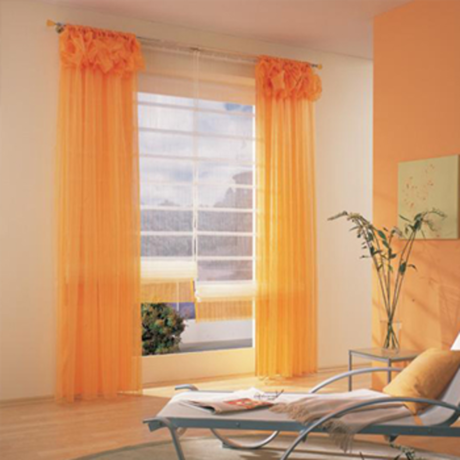 Оранжевые шторы в интерьере