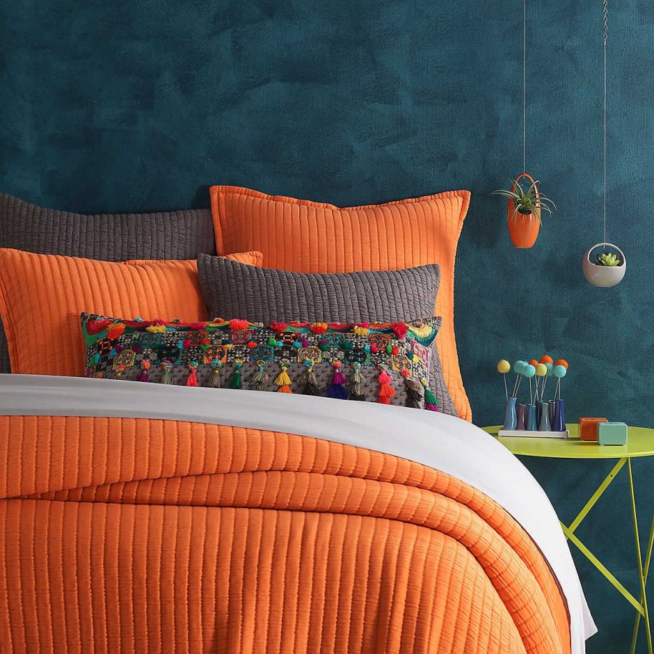 Оранжевая кровать в интерьере