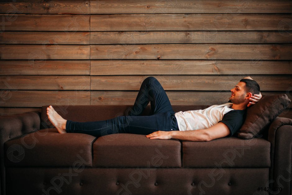 Мужчина лежит на диване