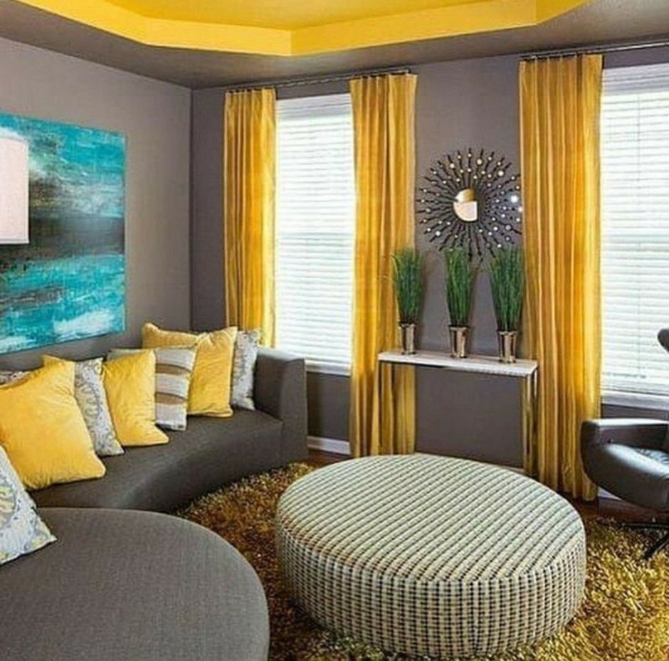 Желтые шторы в сером интерьере гостиной