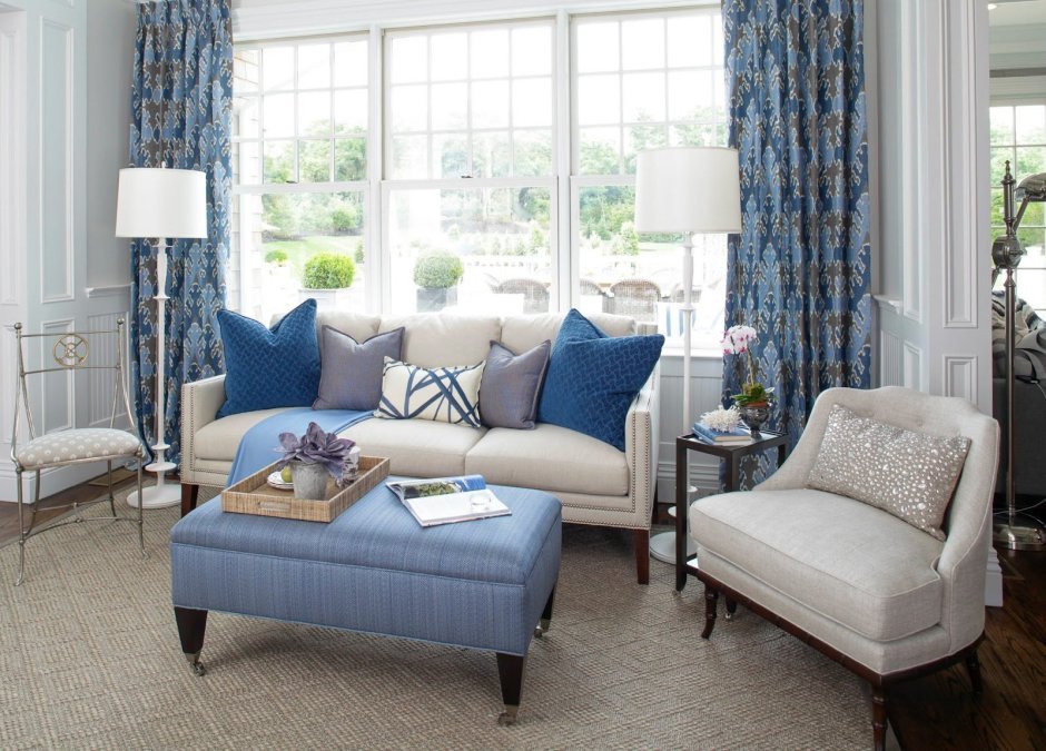 Голубые шторы в интерьере гостиной