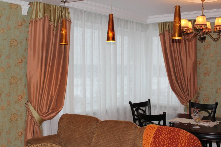 Персиковые шторы в интерьере гостиной