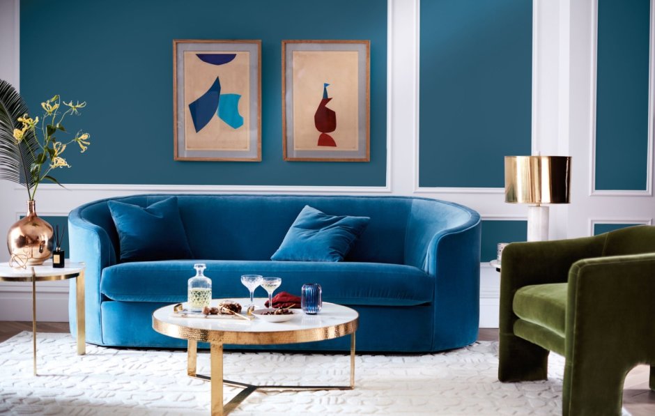 Шикарный голубой диван в интерьере