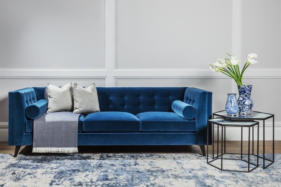 Интерьер с синей мягкой мебелью