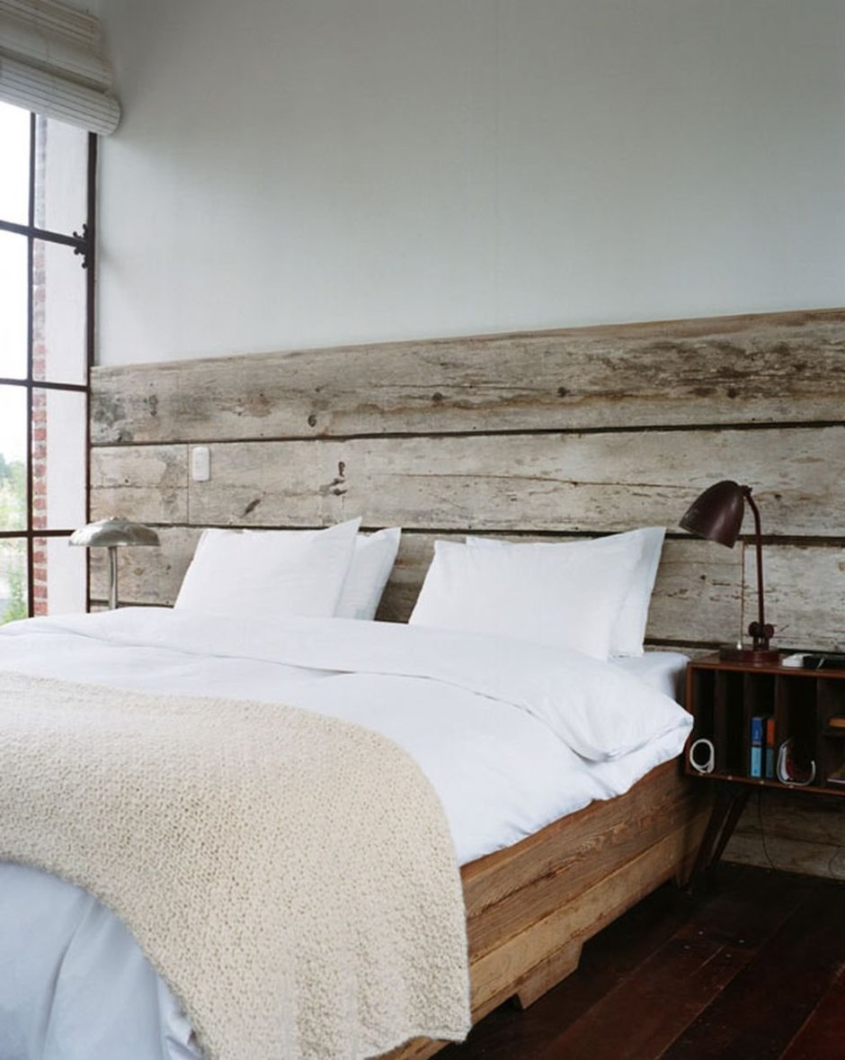 Кровать с деревянным изголовьем