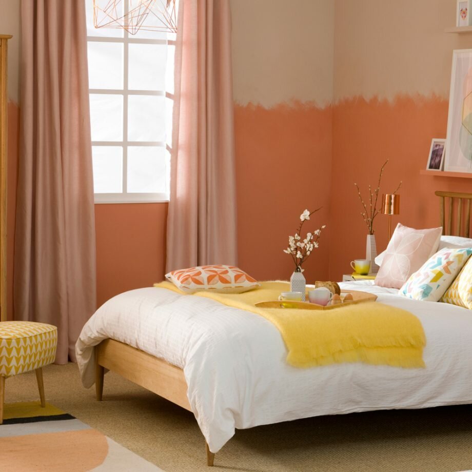 Персиковые стены в спальне