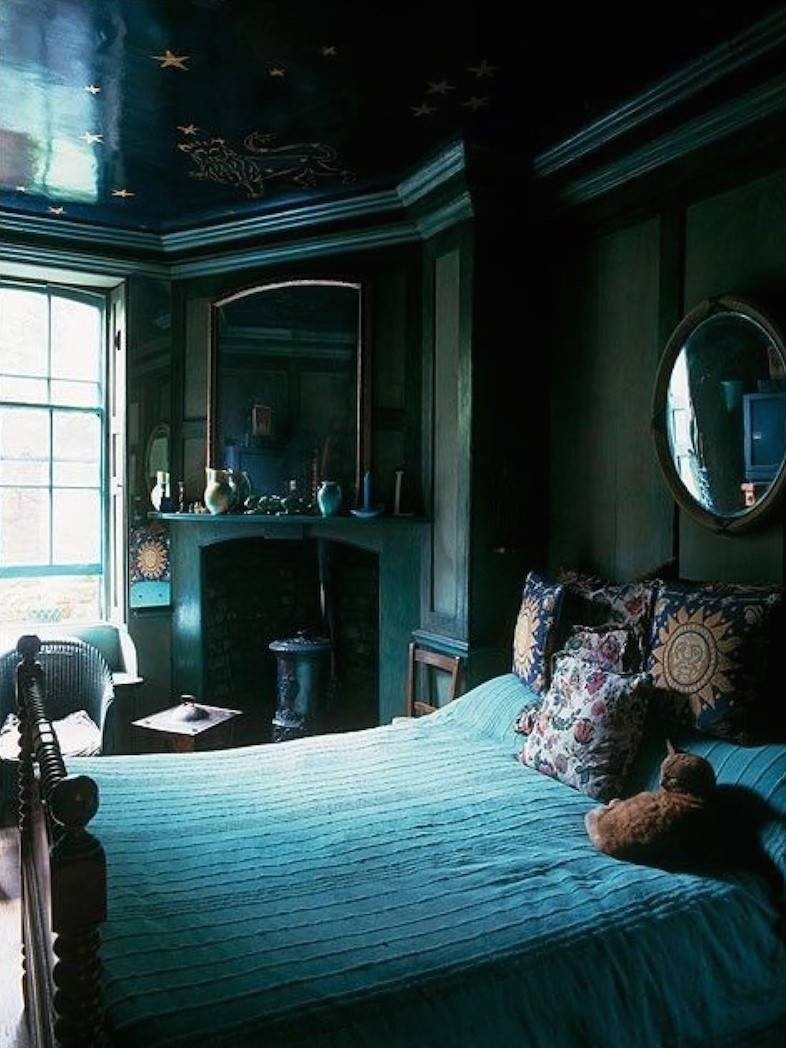 Комната в викторианском стиле синяя