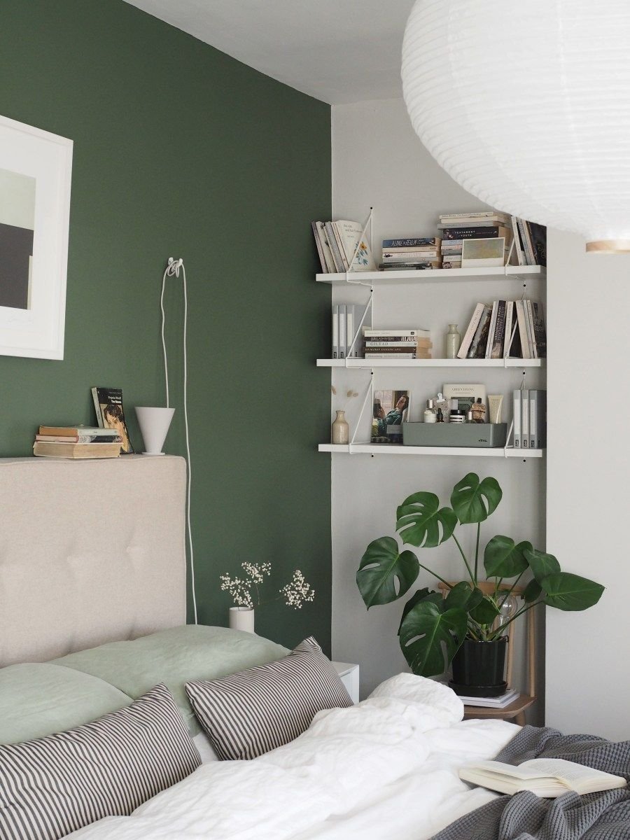 Интерьер с зелеными стенами и белой мебелью