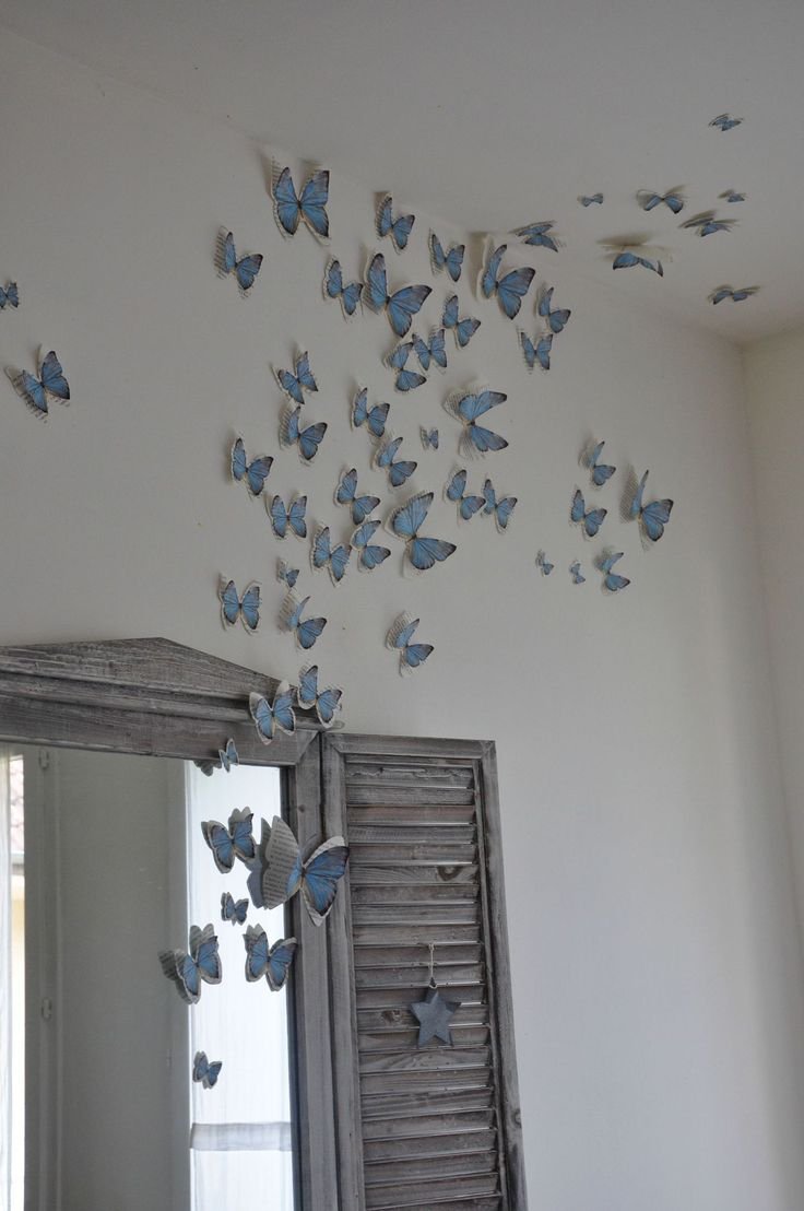 Бабочки на стене и потолке