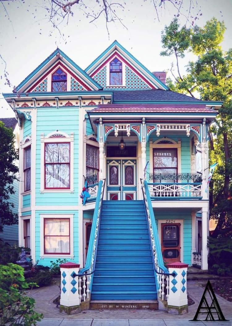 Голубой деревянный дом