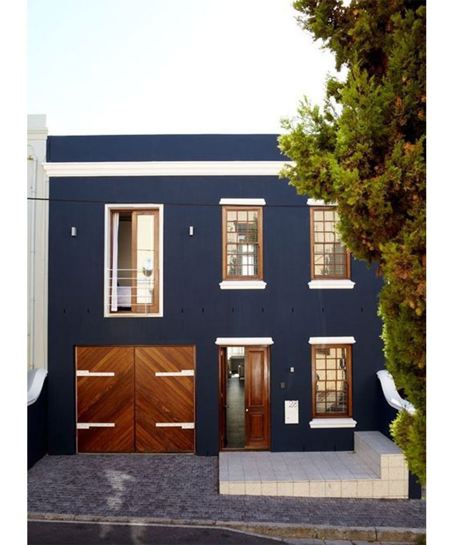 Дом с синим фасадом