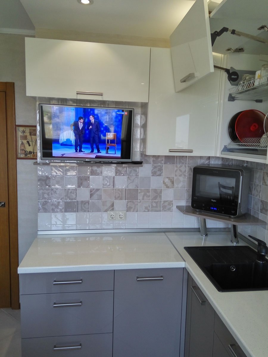 Настенный телевизор на кухню