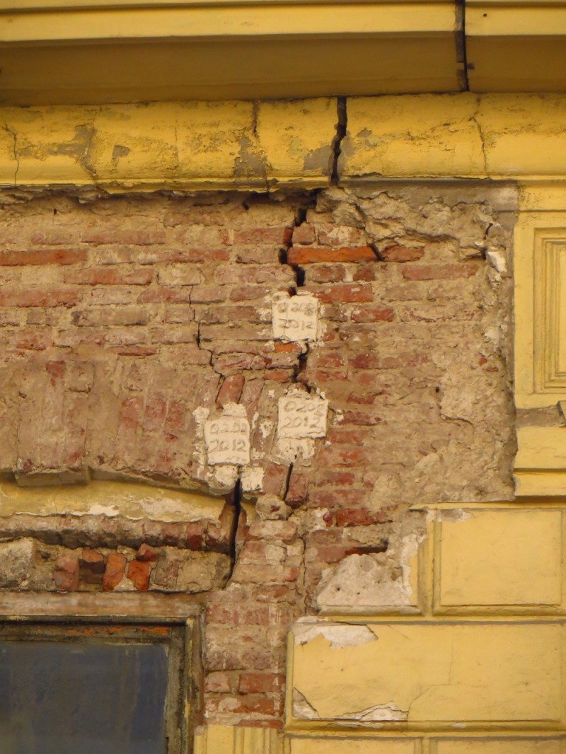 Трещины в стене здания