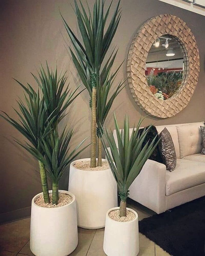 Искусственные растения в интерьере гостиной