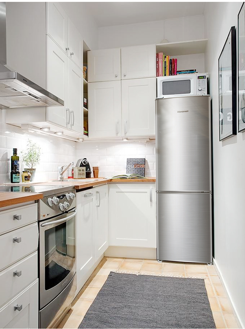 Кухня с белым холодильником