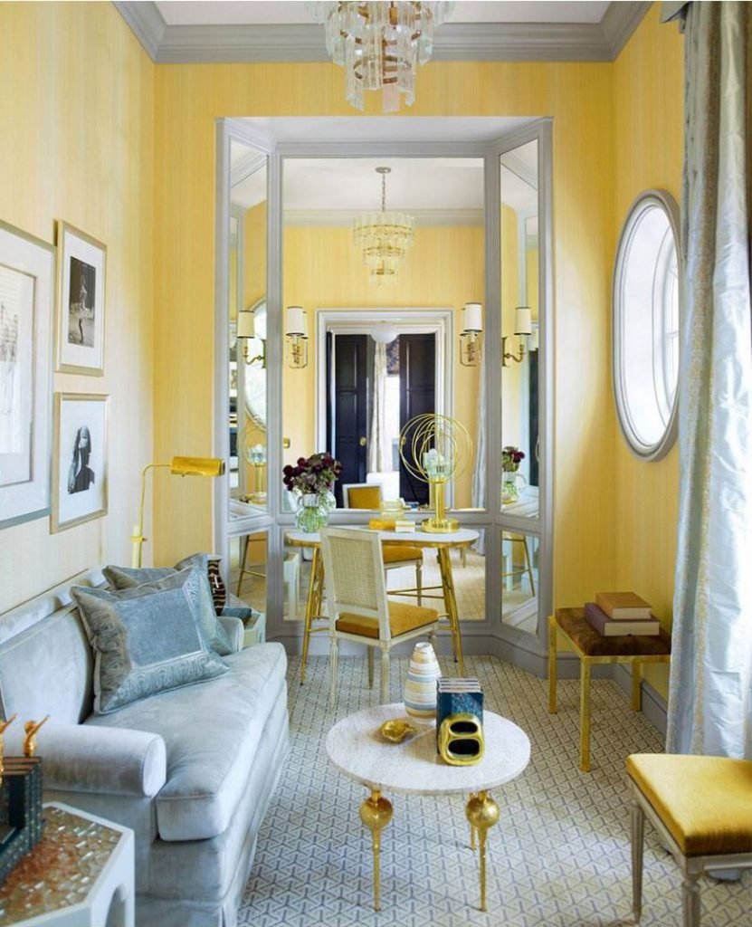Гостиная с желтыми стенами в классическом стиле