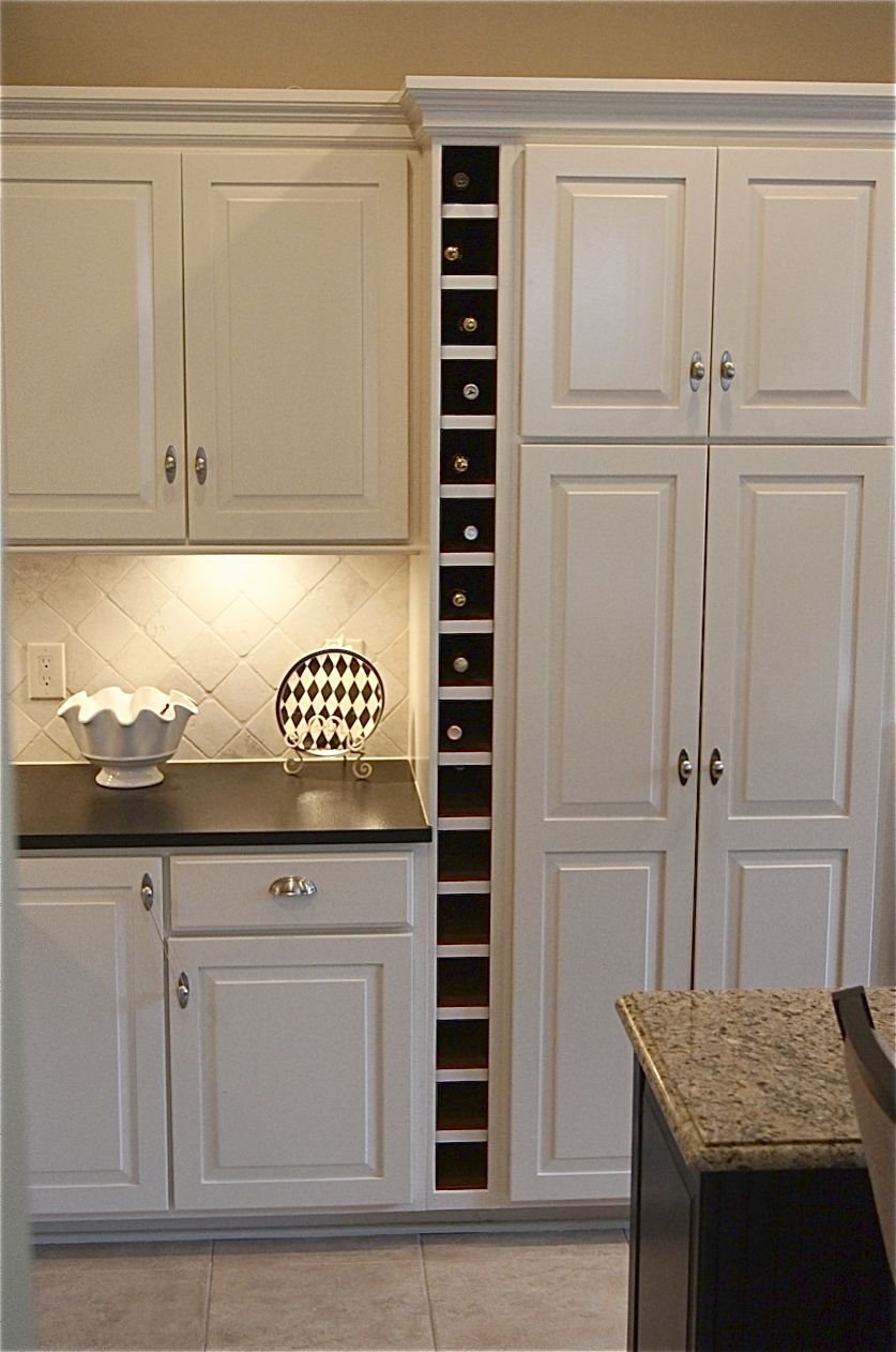 Шкаф для бутылок на кухне узкий