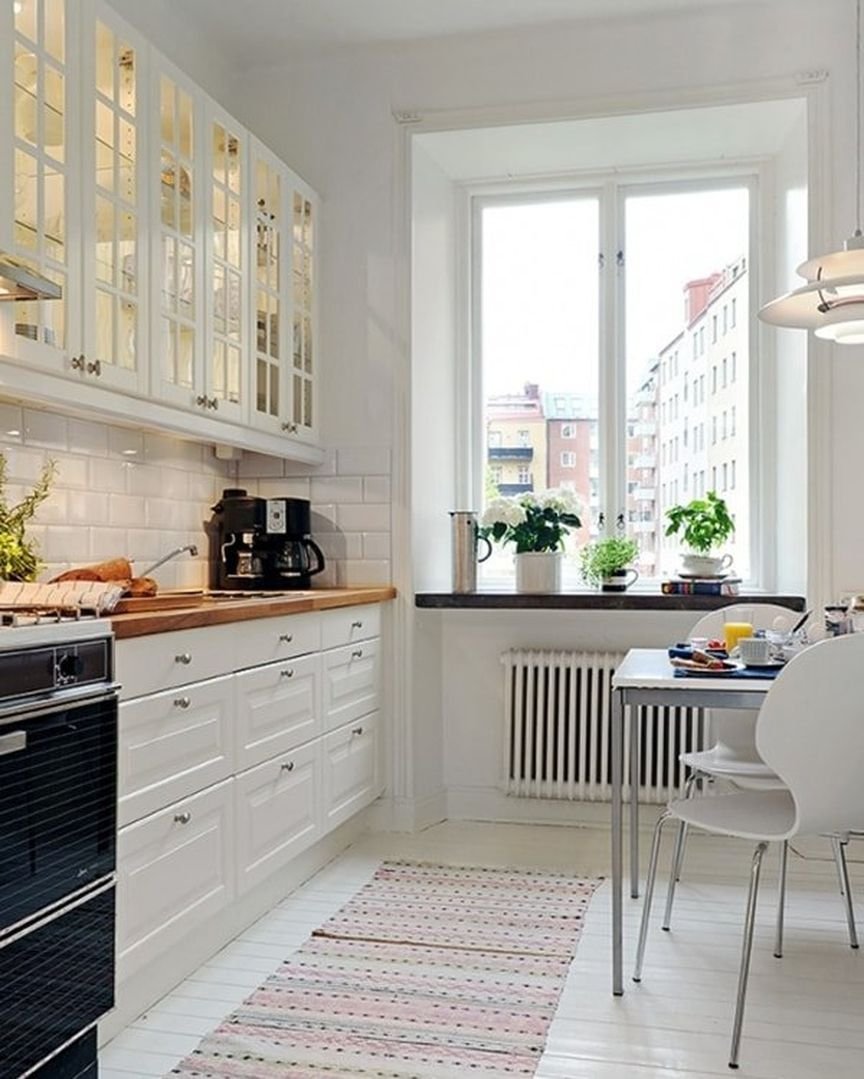 Кухня в скандинавском стиле с окном