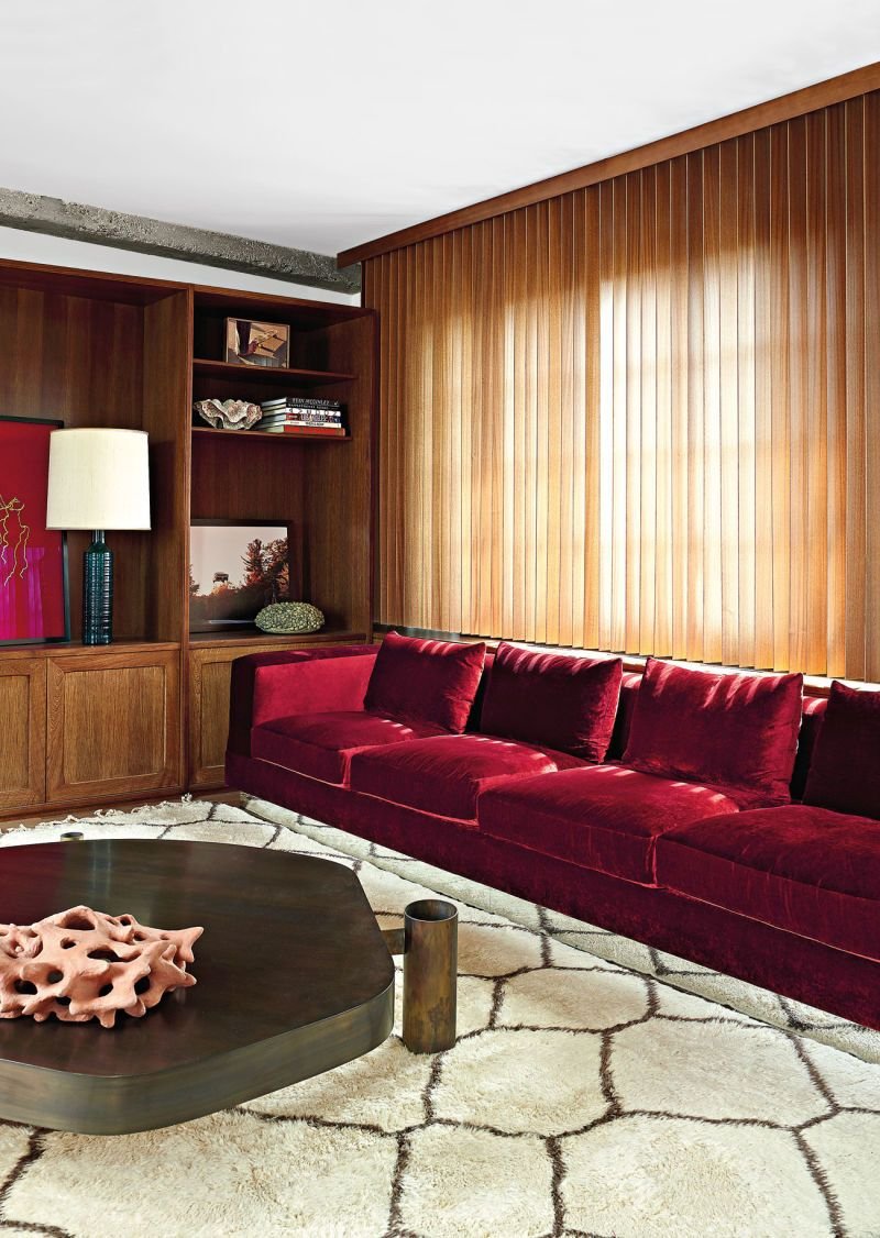 Красный диван в интерьере кабинета