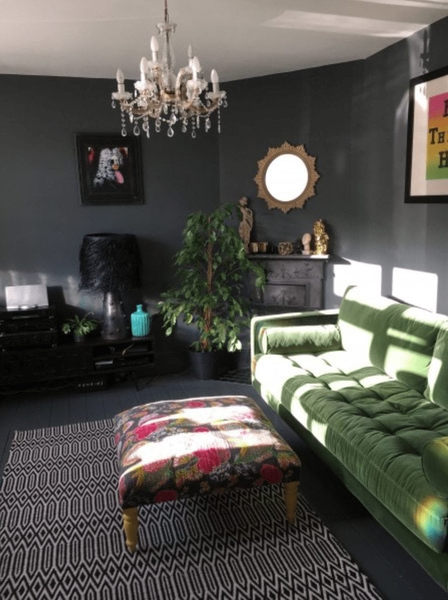 Зеленый диван бархатный в гостиной