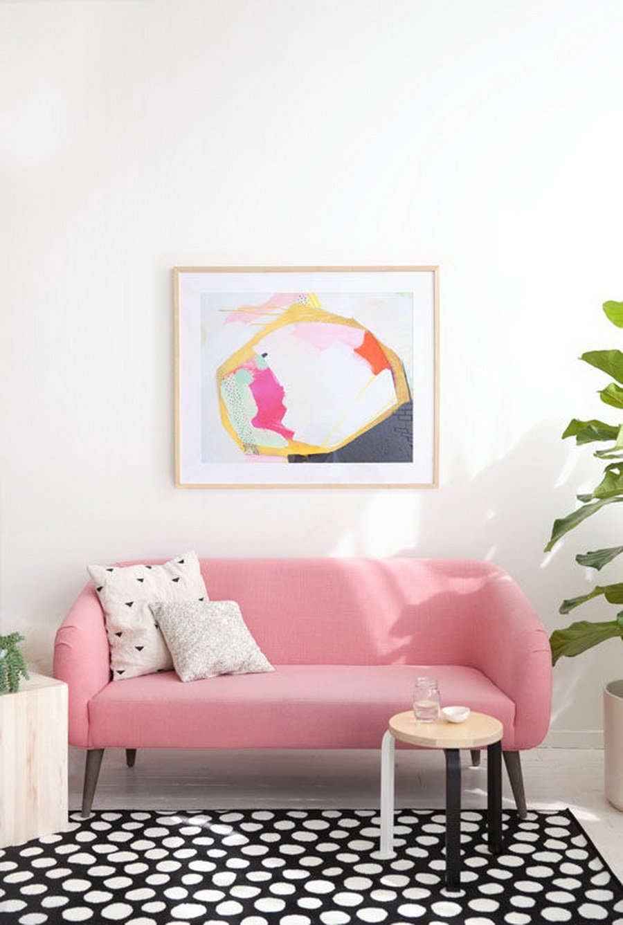 Бледно розовый диван