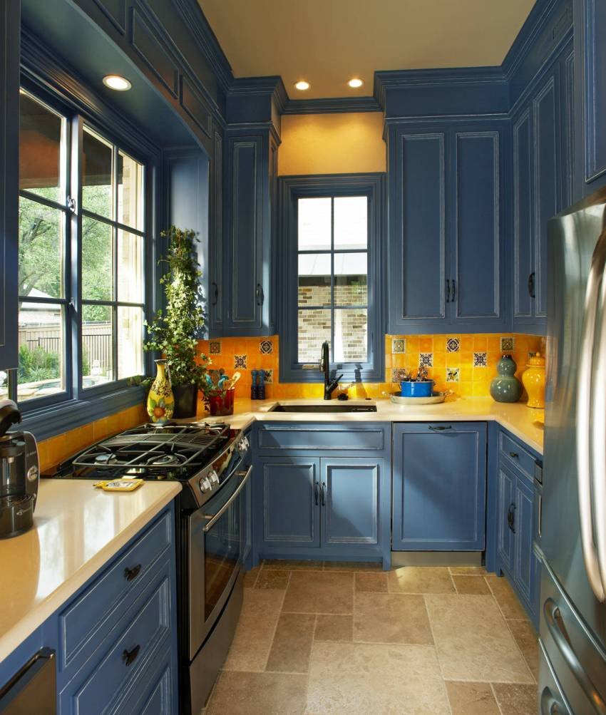 Синяя кухня в интерьере современная
