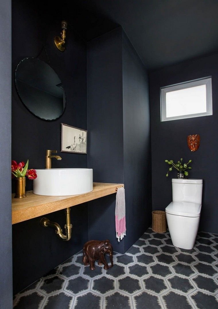 Ванная комната с черными стенами