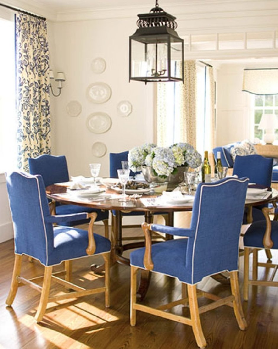 Синие стулья в интерьере гостиной