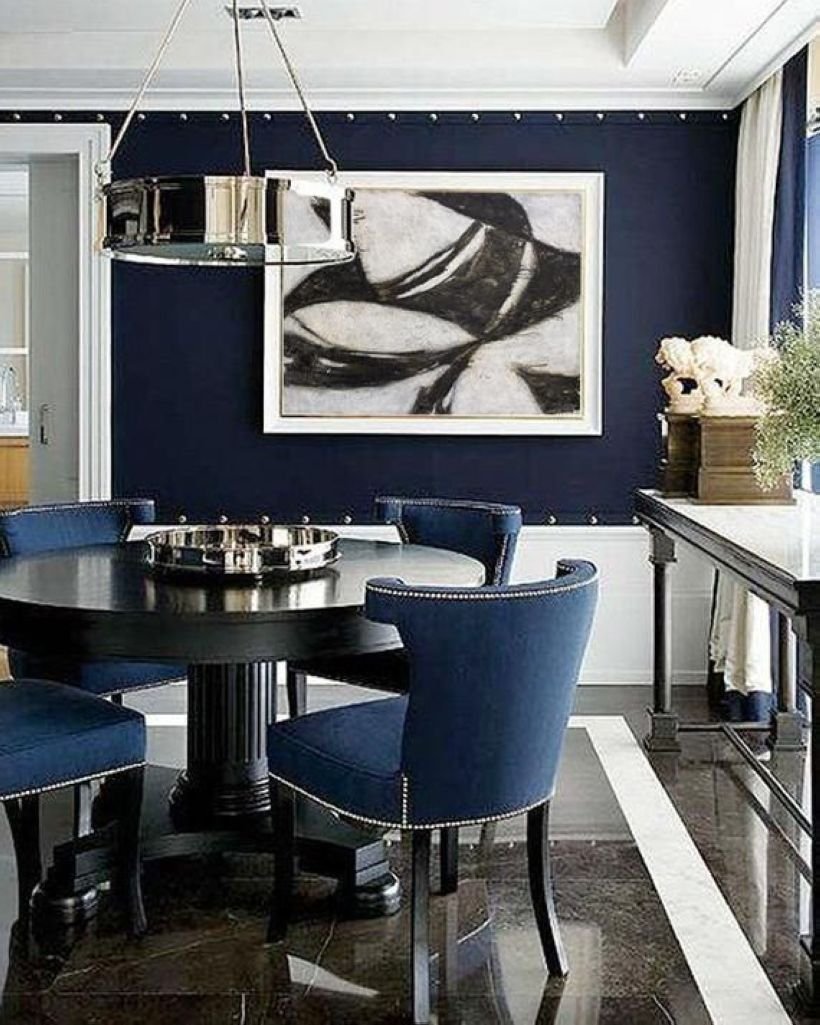 Синие стулья в интерьере кухни