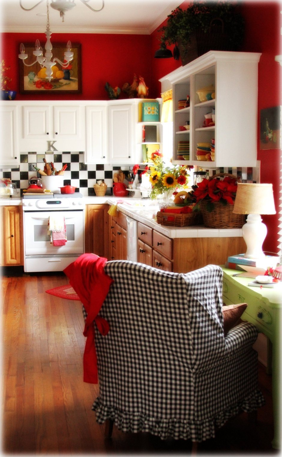 Уютная кухня красного цвета