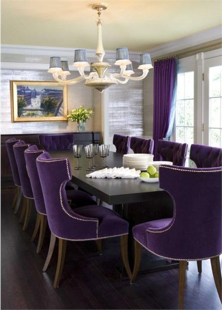 Гостиная с фиолетовыми стульями