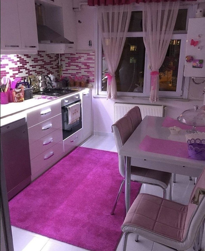 Кухня в розовых тонах