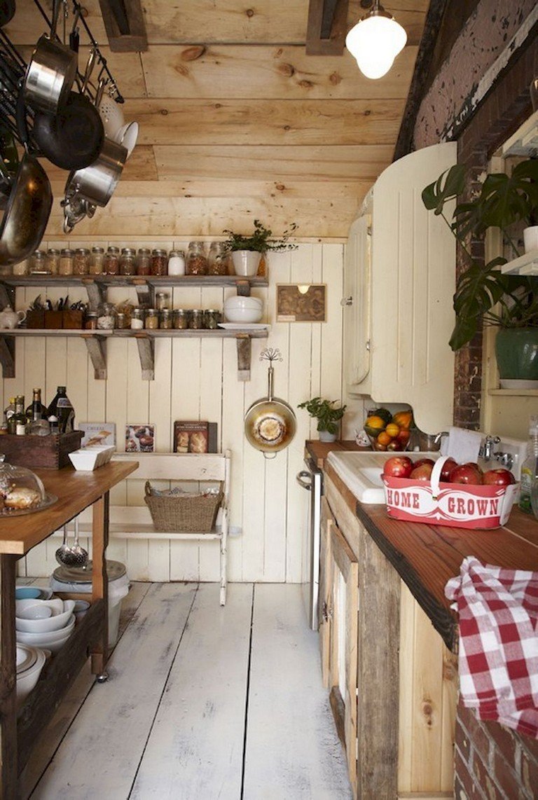 Маленькая кухня на даче в деревенском стиле