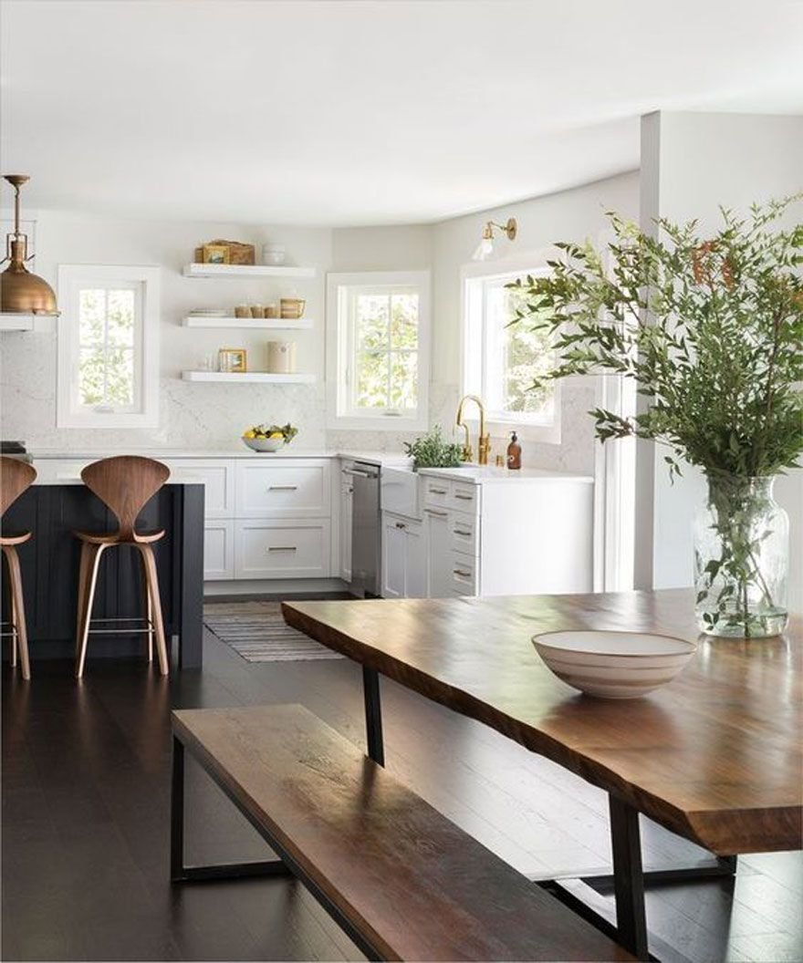 Серый интерьер с кухни с деревянным столом