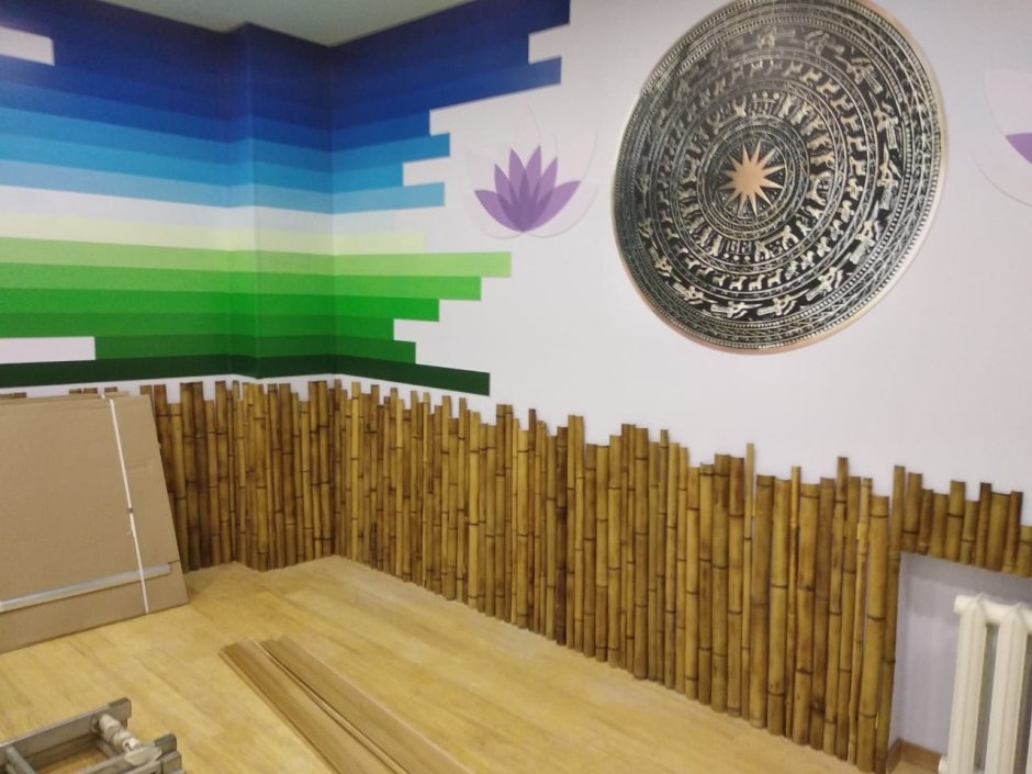Стена из половинок бамбука