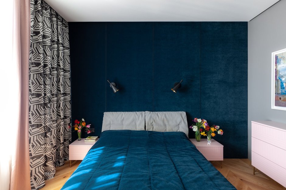 Синяя акцентная стена в интерьере спальни
