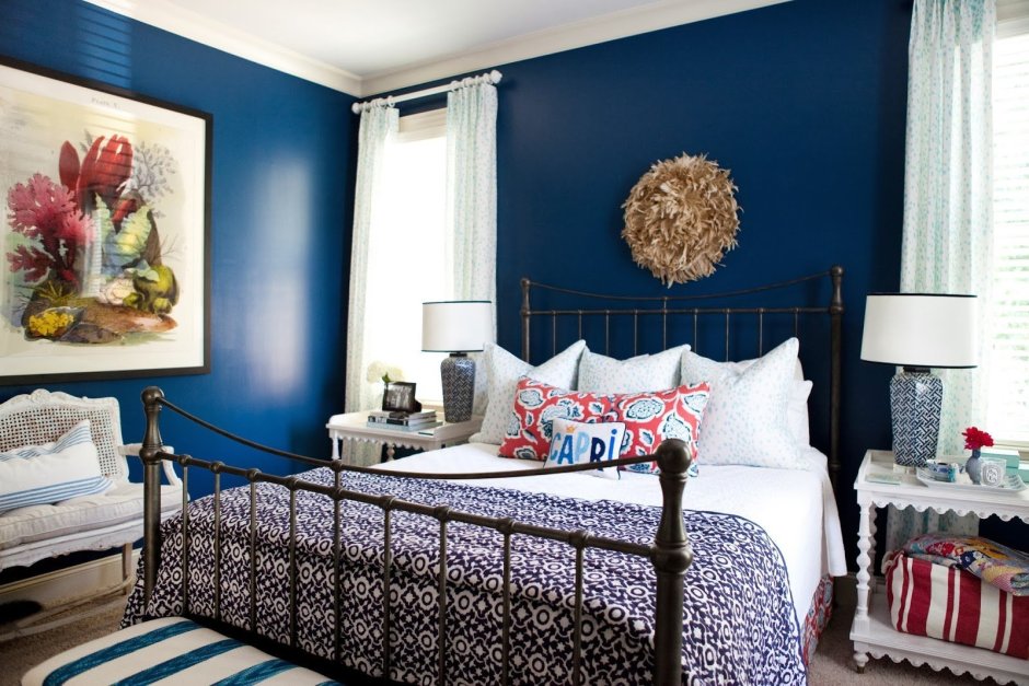 Синие обои в интерьере спальни