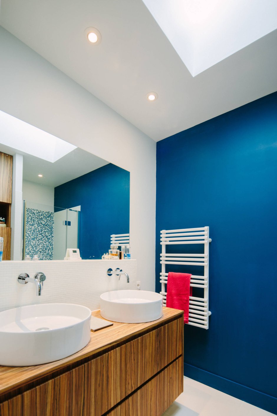 Синие стены в ванной