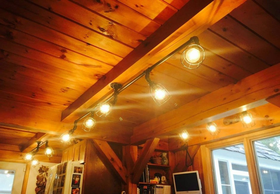 Трековые светильники в деревянном доме