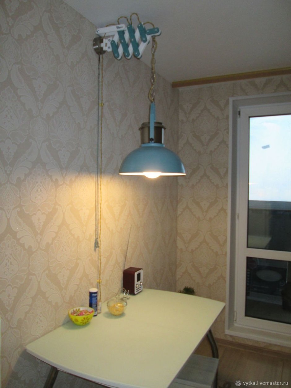 Настенный светильник над кухонным столом
