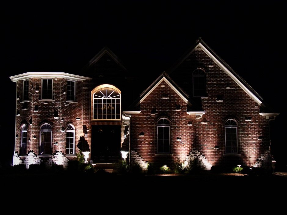 Подсветка фасада дома снизу вверх