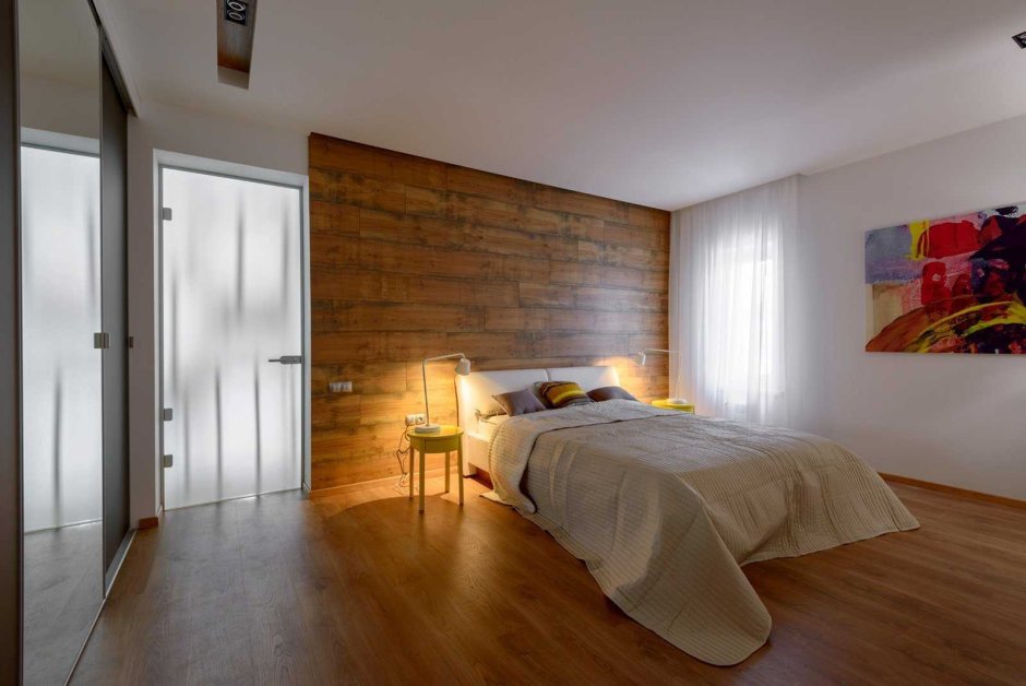 Спальня с деревянными полами