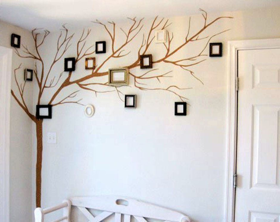 Дерево нарисованное в углу комнаты
