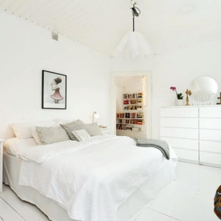 Уютная комната с белыми стенами
