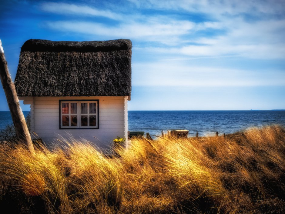 Маленький домик на берегу моря