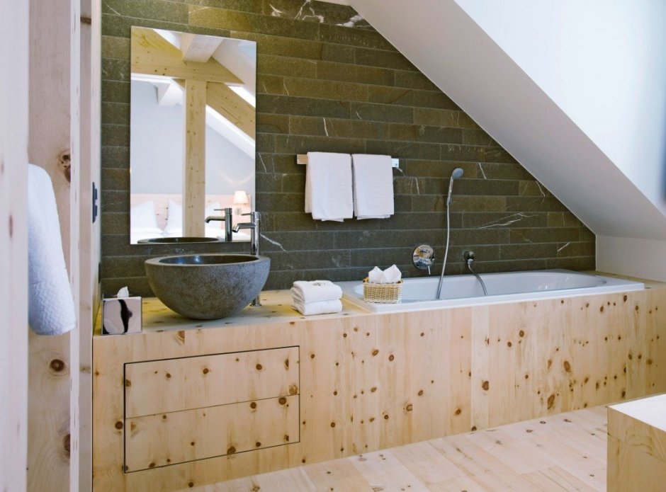 Мансардная ванная в деревянном доме