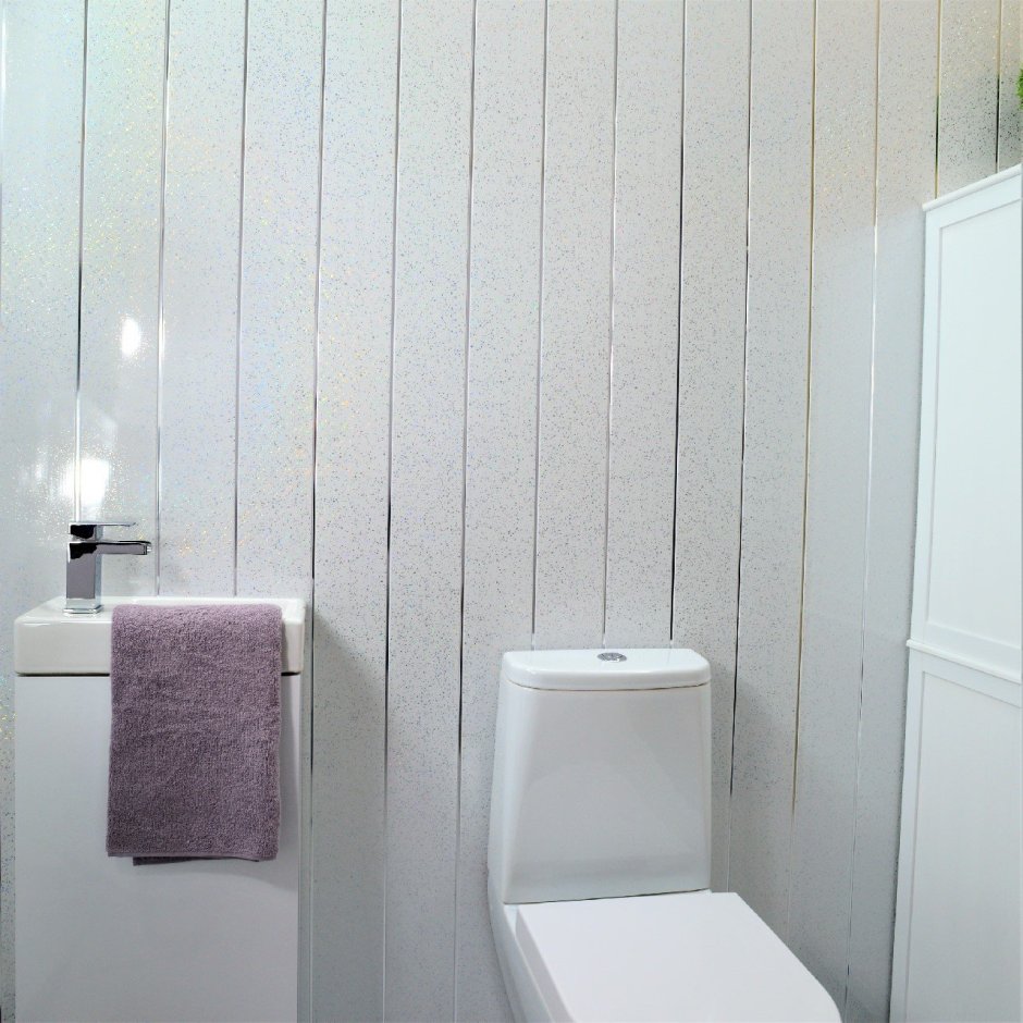 Белые панели в ванной